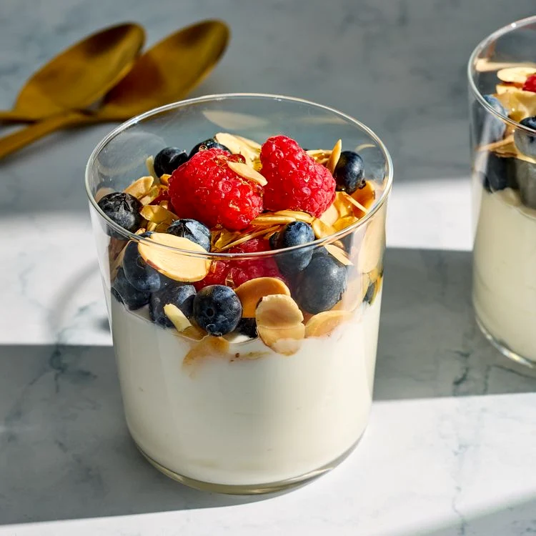 Parfait cu afine.  Sursa: Eatingwell.com