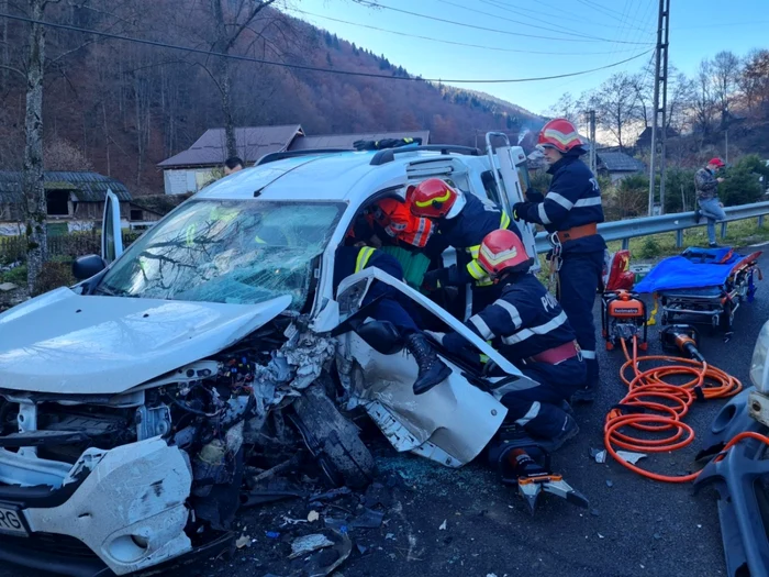 Conducătoarea auto a suferit răni grave în urma accidentului FOTO ISU Neamţ