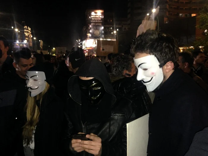 Marşul Anonymous. Simpatizanţi ai mişcării Anonymous în Piaţa Universităţii FOTO Adevărul