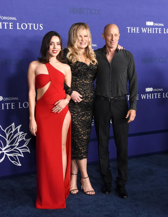 Aubrey Plaza, stânga, alături de Jennifer Coolidge, colega sa din The White Lotus