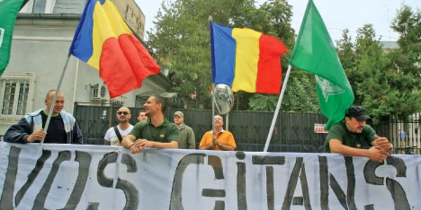 Extremiștii de la Noua Dreaptă sunt recunoscuţi pentru protestele la adresa ţiganilor