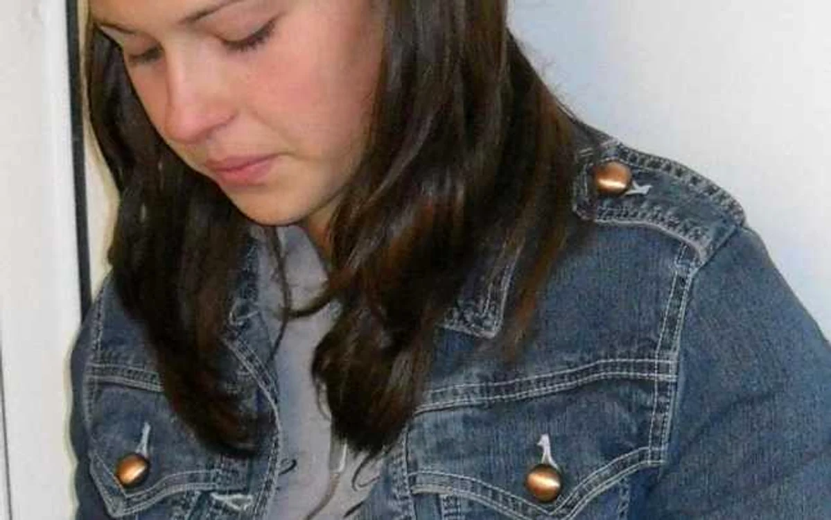 Andreea Popa, o adolescentă care, alături de cei şapte fraţi mai mici, a rămas orfană de mamă