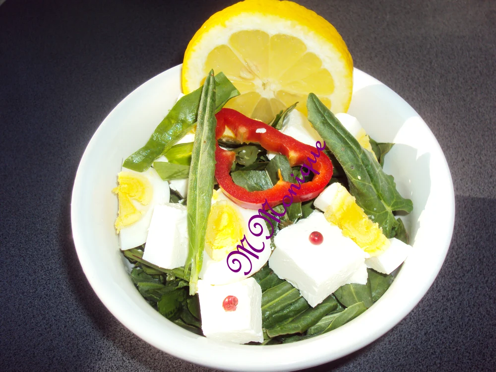 
    Salată de măcriş cu brânză feta  