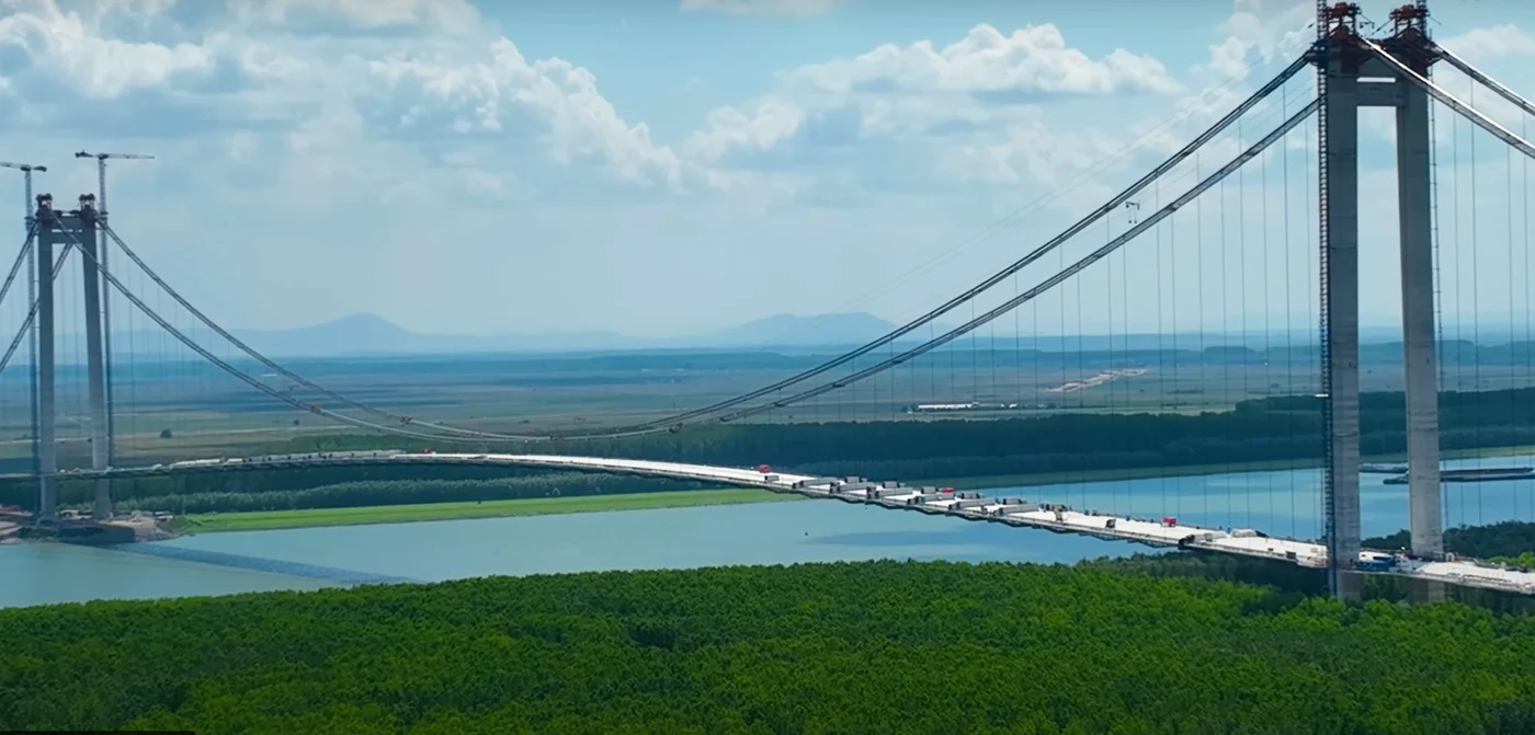 Lungimea totală a podului e de 1.974 m