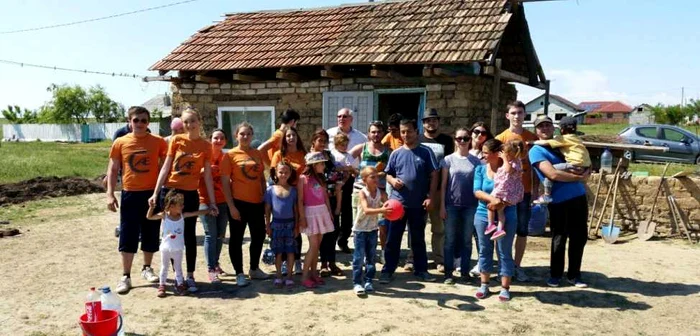 Voluntarii şi familia Huţanu după o zi de muncă. FOTO A. C.