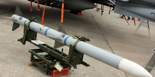 (Advanced Medium-Range Air-to-Air Missiles - AMRAAM