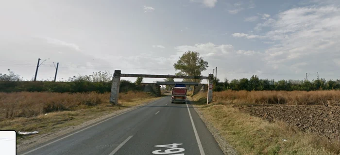 Bărbatul a fost acroşat de tren, cel mai probabil, pe podul de cale ferată care traversează DN 64 FOTO: captura Google Street View