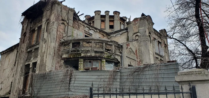Vila, altădată o bijuterie arhitectonică, e acum o ruină. foto: Adrian Popescu