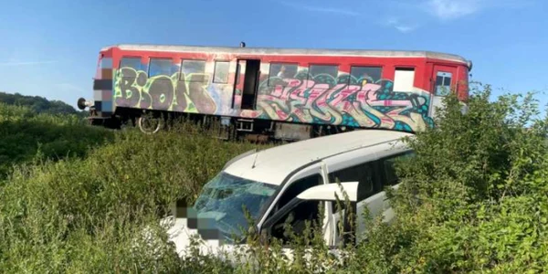 autoturism izbit de tren in Merisani Arges Isu Arges 1 iul 2024 png
