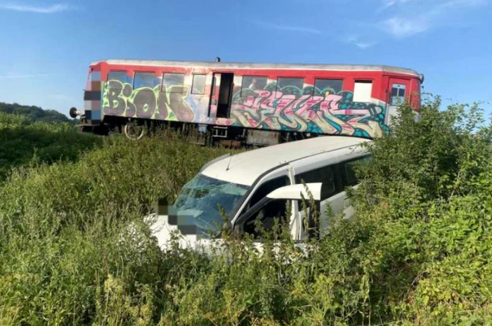 Mașina a fost acroșată de locomotivă. FOTO ISU Argeș