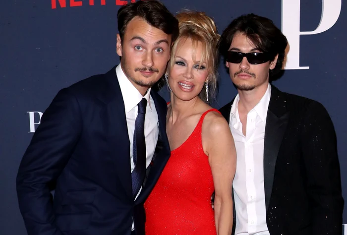 Băieții ei, Brandon (stânga) și Dylan (dreapta) au susținut-o la premiera din Los Angeles