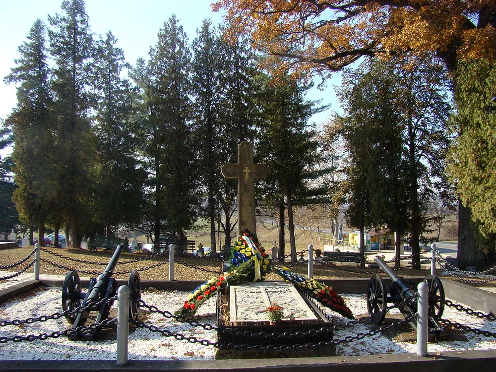 Avram Iancu își doarme somnul de veci la Țebea, vegheat de gorunul înaintașului său, Horea, principalul conducător al răscoalei de la 1784