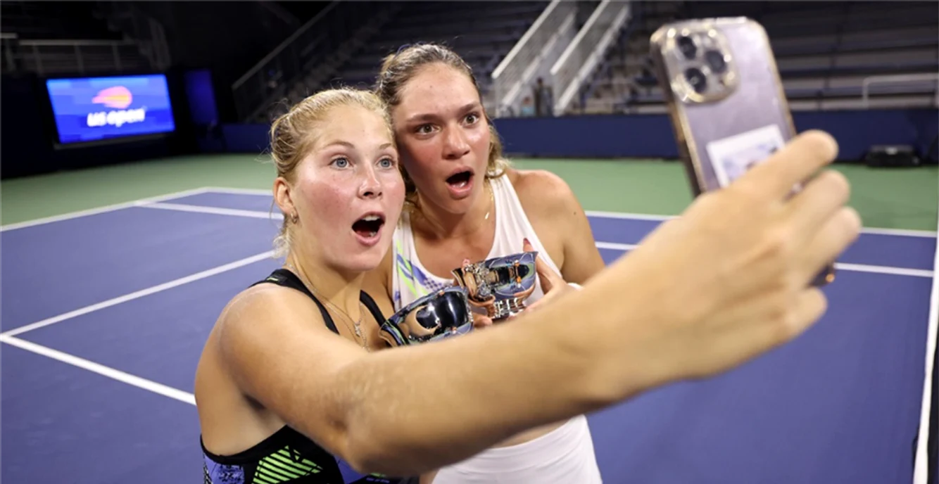 Anastasia și Mara Gae, selfie pentru istorie: sunt campioane la US Open. Foto Profimedia
