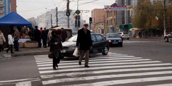 De multe ori, traficul aglomerat îi determină pe şoferi să intre pe trecere când semaforul arată verde pentru pietoni.  