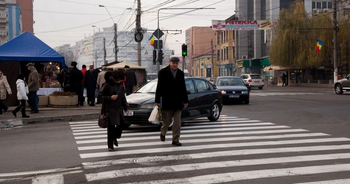 De multe ori, traficul aglomerat îi determină pe şoferi să intre pe trecere când semaforul arată verde pentru pietoni.  