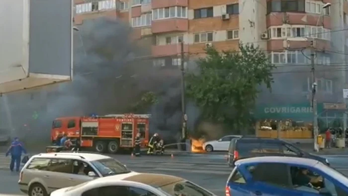 Pompierii au rămas în zonă în aşteptatea reprezentanţilor companiei de electricitate. Foto: Digi 24