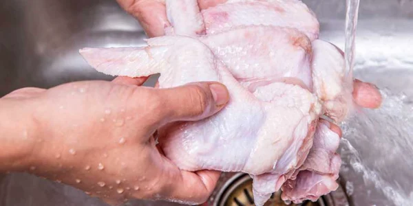 carne de pui sub jetul de apă Shutterstock