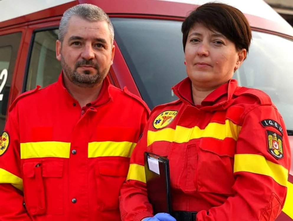 
    Claudiu și Nicoleta lucrează pe ambulanțele de la subunitatea FundeniFoto: Facebook / MAI  