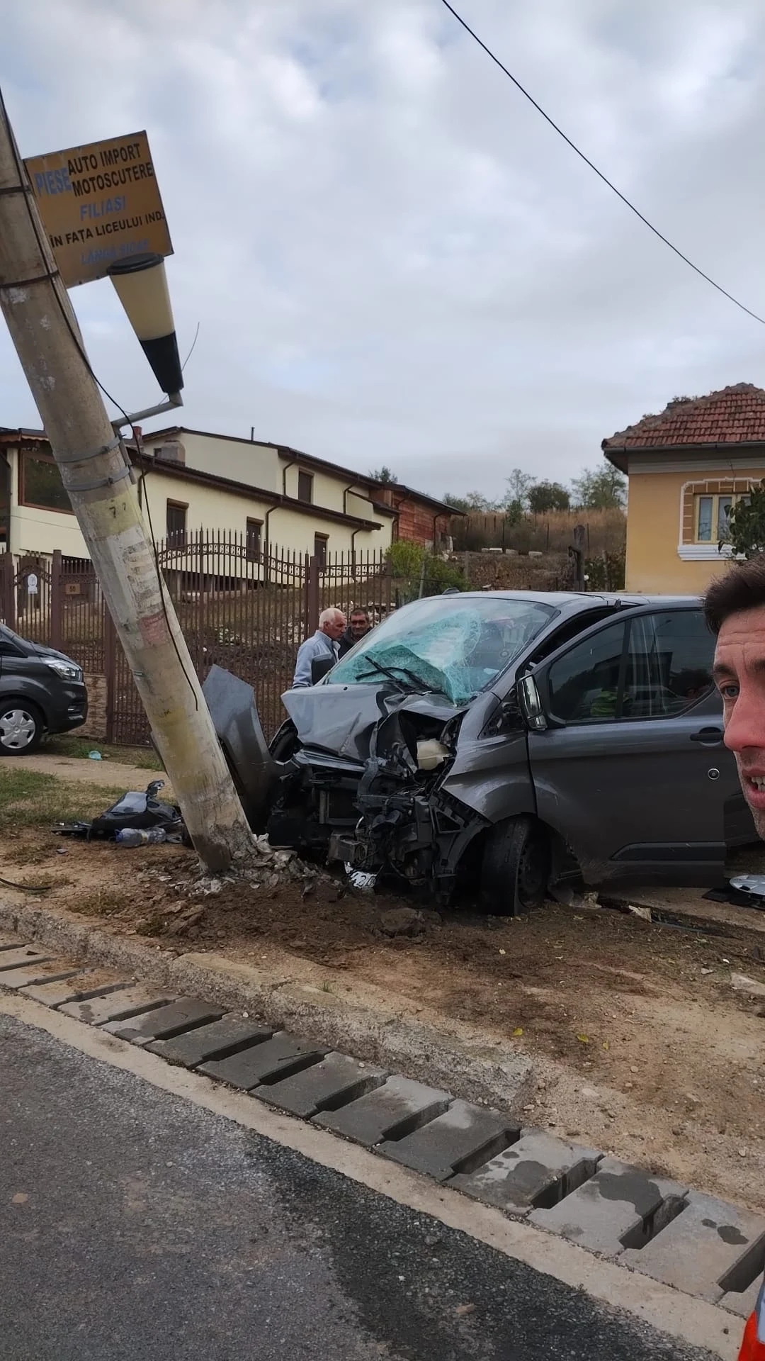 Circulație blocată pe DN 6, la Filiași, după ce un șofer a doborât cu mașina un stâlp de electricitate