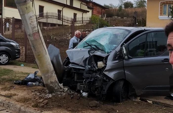 Șoferul a intrat cu mașina în stâlp FOTO: DRDP Craiova