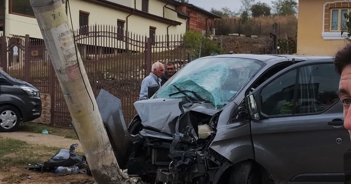 Circulația oprită pe DN 6, la Filiași, din cauza unui stâlp de electricitate doborât