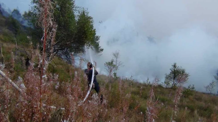 Intervenţia pompierilor pentru stingerea incendiului de pe Muntele Cozia este anevoioasă