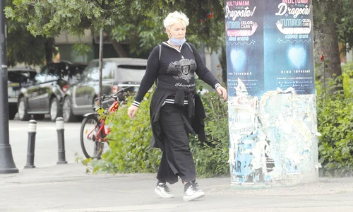 Silvia Dumitrescu a trecut la trening negru și adidaşi, iar în jurul taliei și a prins o bluză care să îi acopere colăceii jpeg