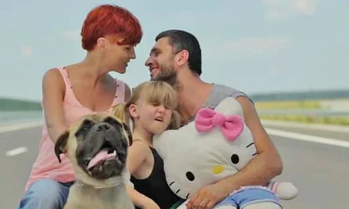 2012   Sofia, fiica  solistei Dana  Nălbaru, în  videoclipul  ”Soare” jpeg
