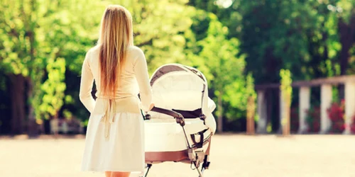 Mamă cu bebe la plimbare Foto ilustrativă jpg