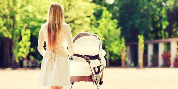 Mamă cu bebe la plimbare Foto ilustrativă jpg