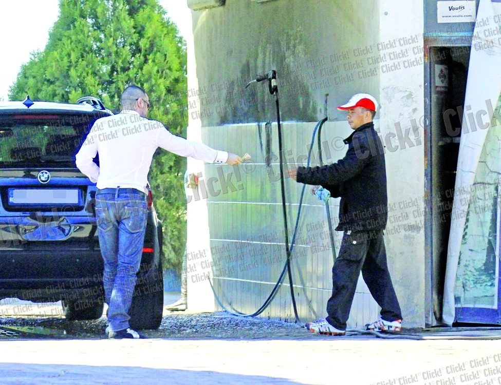A plătit exact cât făcea. S-a zgârcit să lase bacşiş...