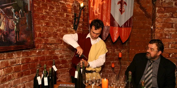 Pe Drumul Vinului se pot face degustări de vin-imagine arhivă