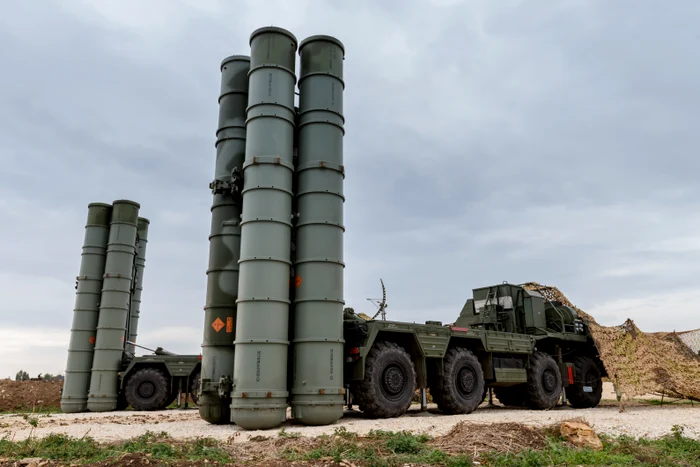 
    Sistem antirachetă și antiaerian S-400Foto AP  