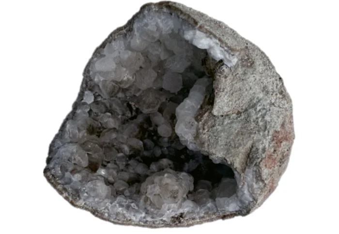 Ou de dinozaur plin cu cristale. Foto: Science Alert