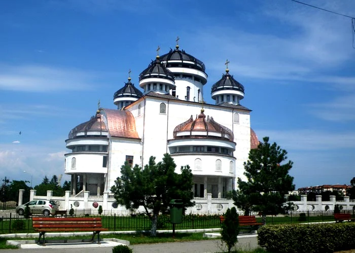 
    Bărbatul s-a aruncat din clopotniţa catedralei din Mioveni  