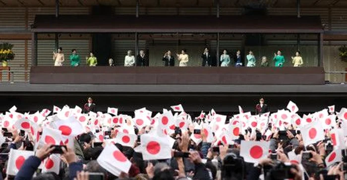 Împăratul Naruhito și împărăteasa Masako salută publicul alături de familia imperială