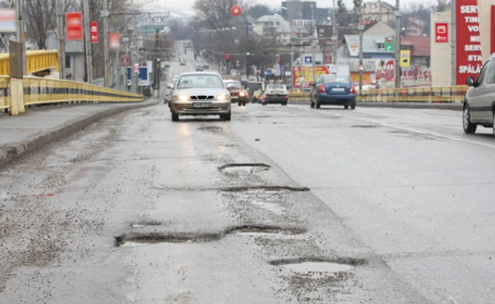 Pasarela Bucium, situată pe DN 24, este plină de gropi