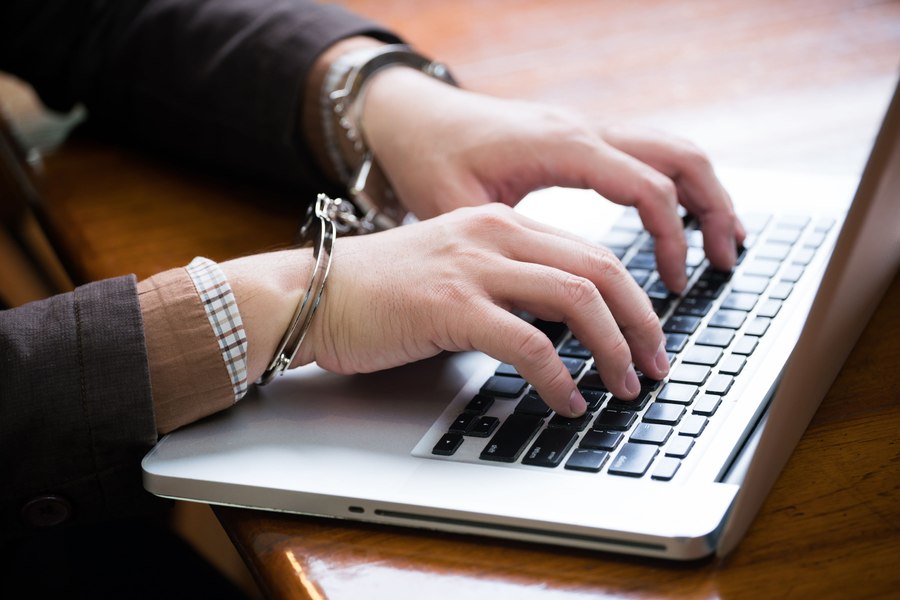 Un deținut și-a redus pedeapsa după ce a accesat sistemul informatic al închisorii. A fost denunțat de colegii cărora le scurtase condamnarea