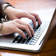  Detinut cu catuse acceseaza calculatorul - hacker FOTO Shutterstock