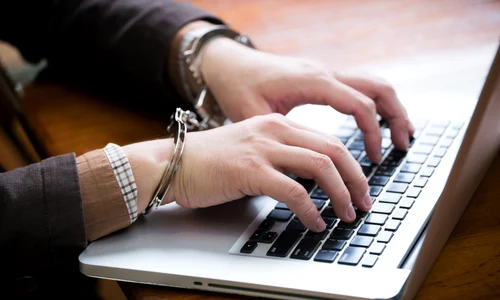 Detinut cu catuse acceseaza calculatorul - hacker FOTO Shutterstock