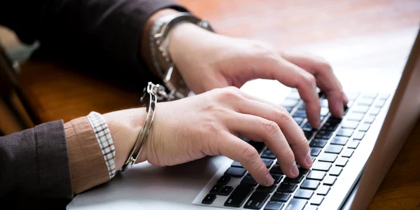  Detinut cu catuse acceseaza calculatorul - hacker FOTO Shutterstock