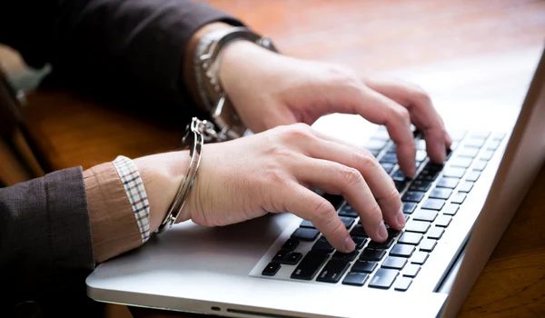 Detinut cu catuse acceseaza calculatorul - hacker FOTO Shutterstock