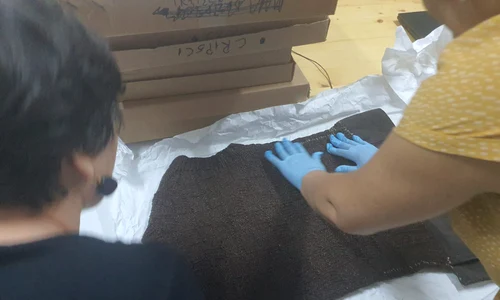 Vesta din lână purtată de poetul și medicul Vasile Voiculescu în perioada de detenție (5 august 1958 - 3 august 1963) a fost restaurată recent (© Casa Memorială „Vasile Voiculescu”)