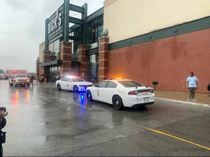 Poliţia a evacuat mall-ul unde a avut loc atacul Foto: Twitter