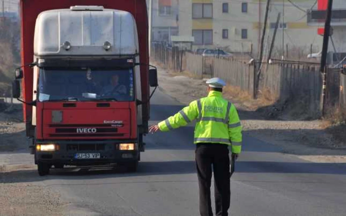 Doi dintre şoferii de camioane opriţi de poliţişti au rămas fără permis auto