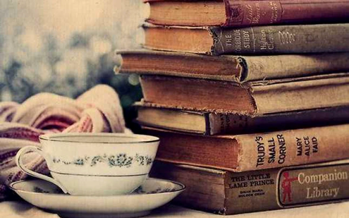 Ce poate fi mai plăcut într-o zi de vară decât o carte bună şi o cafea delicioasă? FOTO: goodread.ro