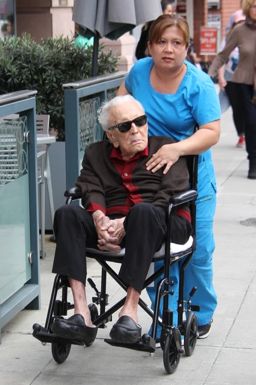 
    Kirk Douglas, 102 ani, a fost sco la plimbare de asistenta personală în Beverly Hillsfoto: Profimedia  