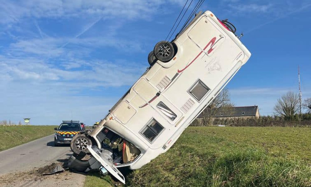 Mister în jurul unui accident. O rulotă a ajuns într-o poziție bizară, pe marginea unui drum