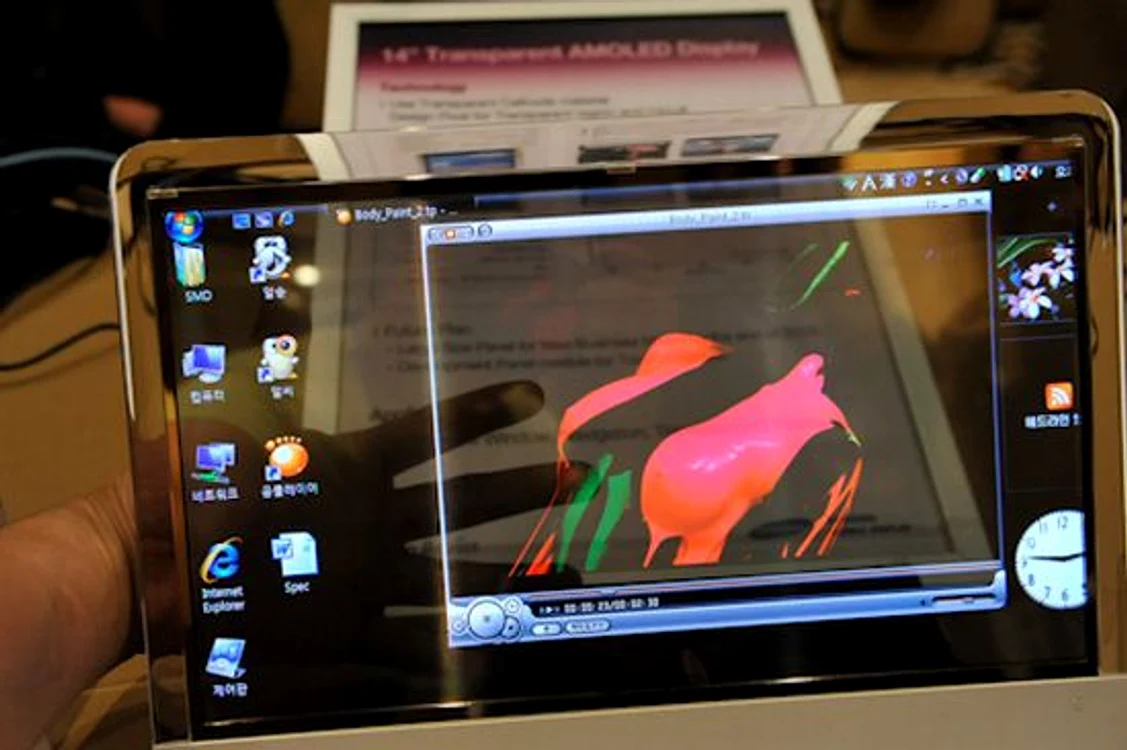 
    Samsung a prezentat laptopul cu ecran transparent de 14 inchi.(Foto: Adevarul)  