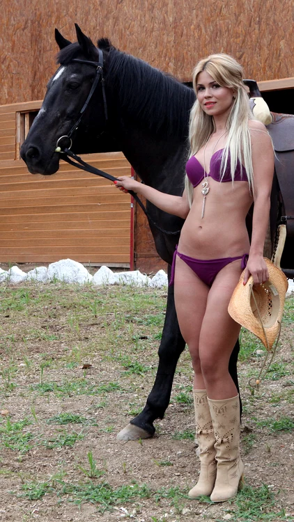 Fetele de la Click! Models şi Zoltan Lorencz au făcut atmosferă în Vestul Sălbatic